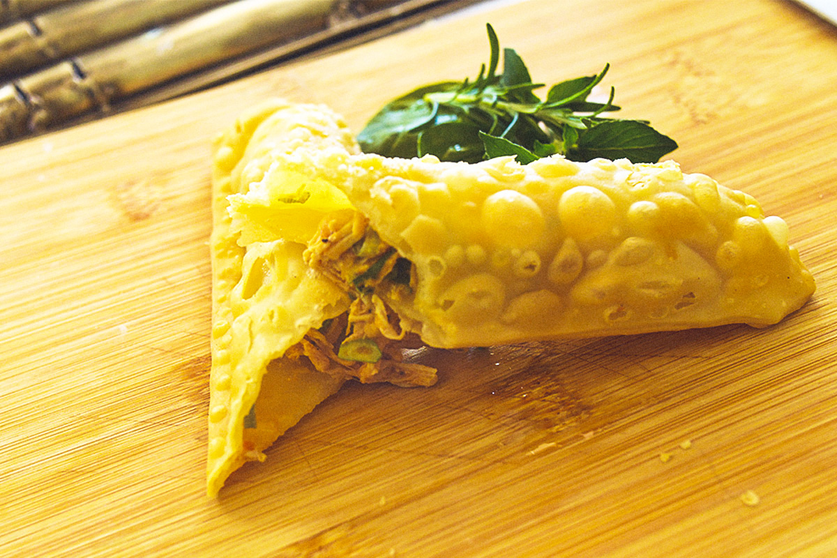 Pastel de frango com catupiry（チキンとカトゥピリチーズ入りパステル）